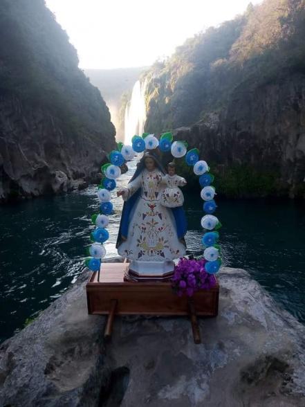 Lancheros de Aquismón llevan a Virgen de la Candelaria para bendecir cascada de Tamul