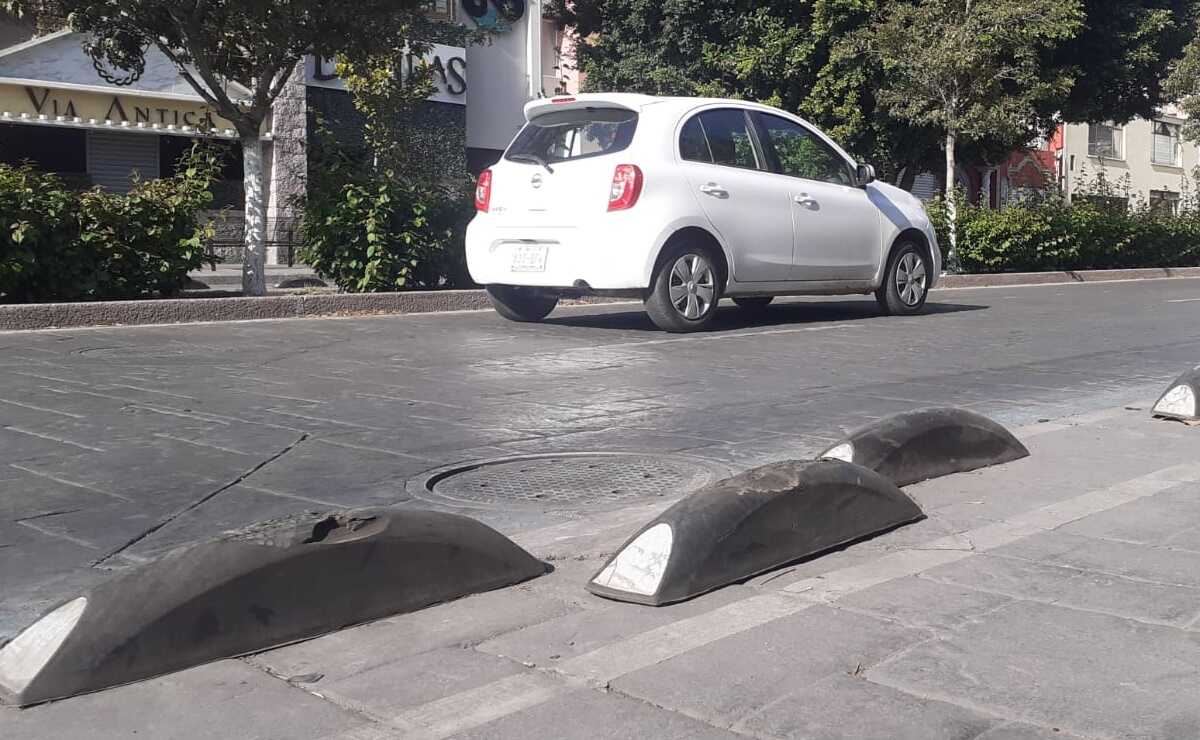 Por estacionarse en ciclovía, automóviles deterioran infraestructura de avenida Carranza de SLP