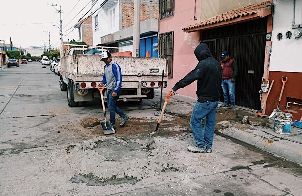 Interapas realizó trabajos de bacheo en colonia Obispado