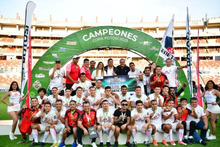 Cuauhtémoc Blanco acompaña a Ricardo Gallardo en final de Copa Potosí 