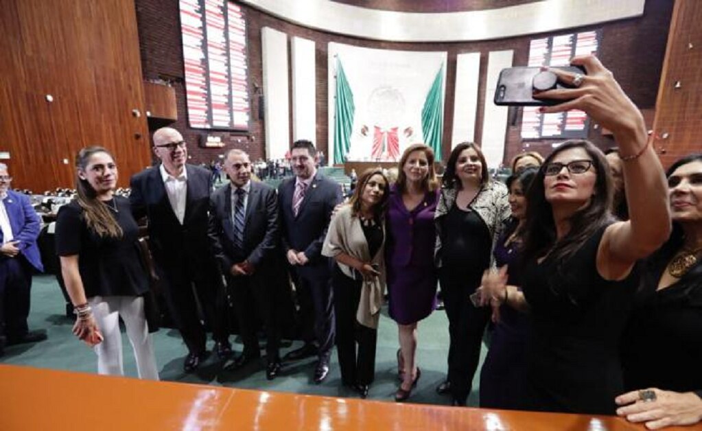 Diputados de Movimiento Ciudadano se toman una selfie al interior del Palacio Legislativo de San Lázaro (Foto: Luis Cortés / EL UNIVERSAL)