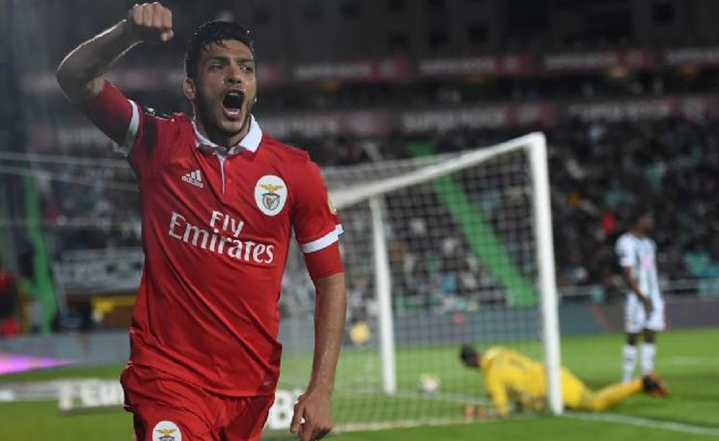 Doblete de Raúl Jiménez le da la victoria al Benfica