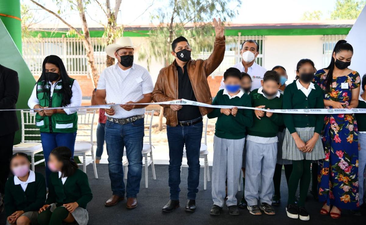 Entrega Ricardo Gallardo nuevas instalaciones de primaria y apoyos a agropecuarios en Villa de Arriaga 