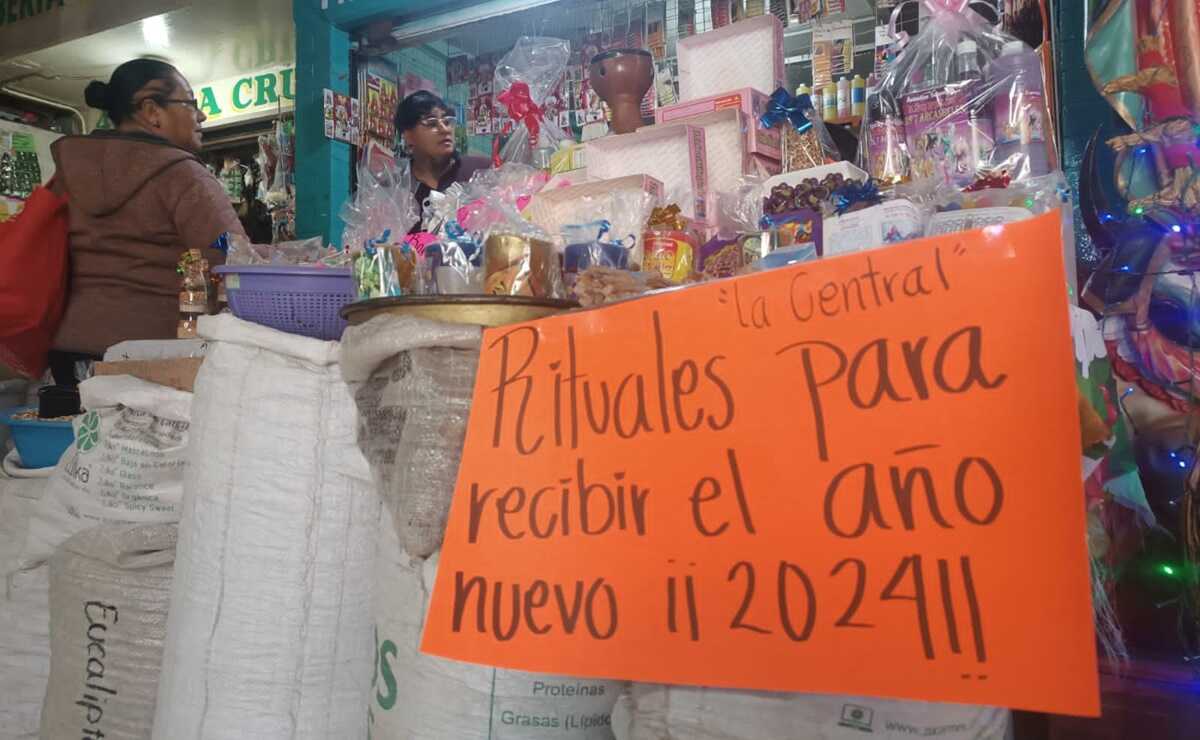 Rituales de Año Nuevo en el mercado República de SLP. Foto: Xochiquetzal Rangel