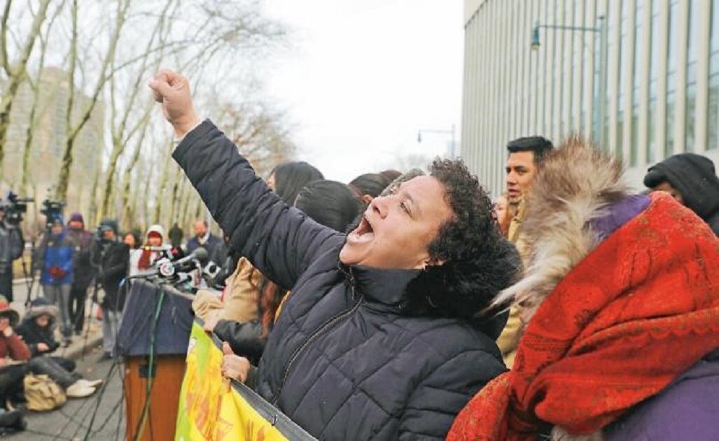 Activistas gritan consignas en favor de los migrantes durante la rueda de prensa que ofreció en Nueva York el fiscal general Eric T. Schneiderman (SPENCER PLATT. AFP)