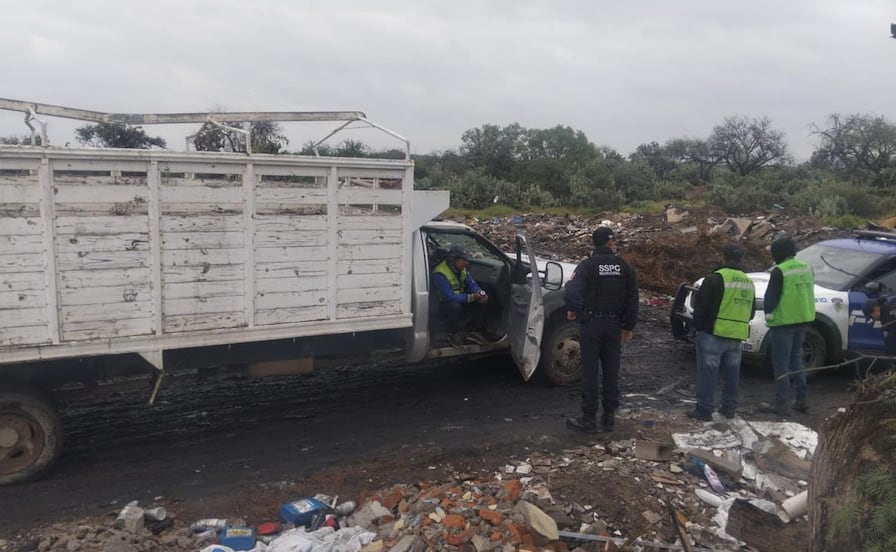 Detienen a tres trabajadores de la Secretaría de Desarrollo Urbano por tirar desechos de manera clandestina en SLP