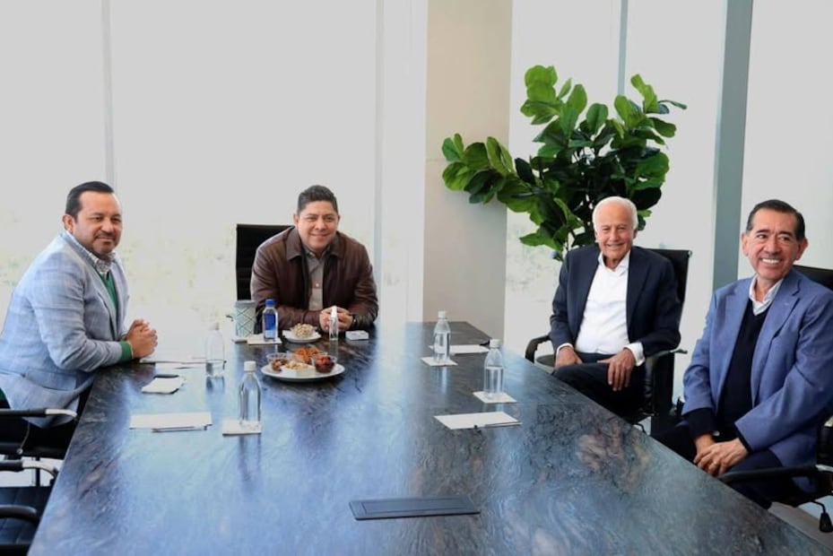 El presidente de Grupo SIMEC, Rufino Vigil González con el gobernador Ricardo Gallardo, el titular SEDECO, Salvador González Martínez y el empresario Félix Bocard Meraz.
