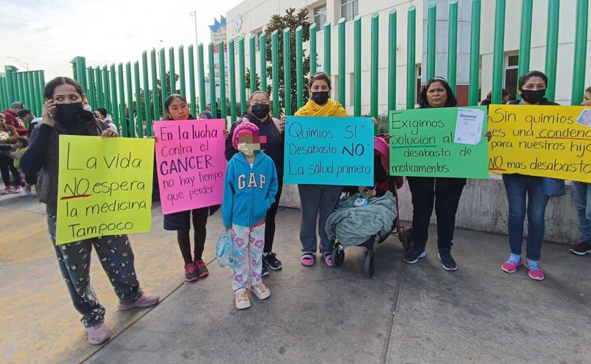 Protesta de madres de niños con cáncer en el Hospital Central de SLP. Foto: Xochiquetzal Rangel