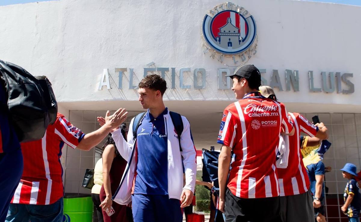 El capitán del equipo Javier Güemez acompañado por sus compañeros tomó la palabra y ofreció disculpas a la afición potosina por su desempeño. Foto: Atlético de San Luis