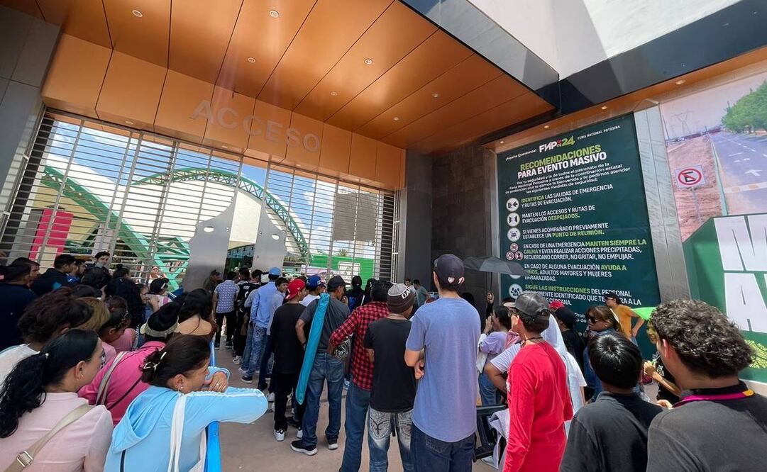 Decenas de personas ya hacían fila desde un día antes para disfrutar del primer concierto gratuito de la Fenapo 2024. Foto: Humberto Torres EL UNIVERSAL