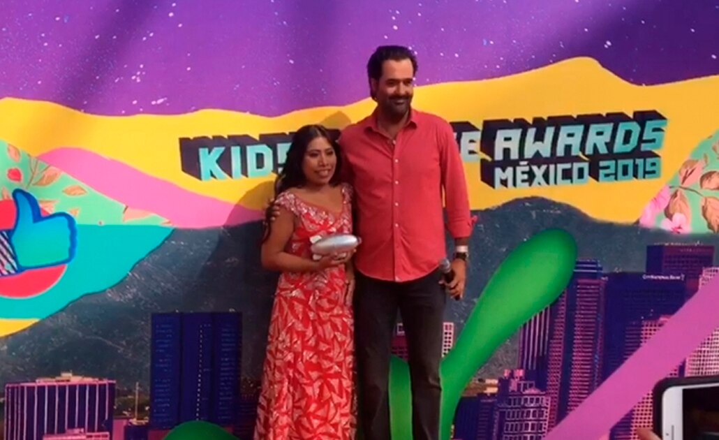 Dan a Yalitza Aparicio reconocimiento en Kid's Choice Awards México 2019
