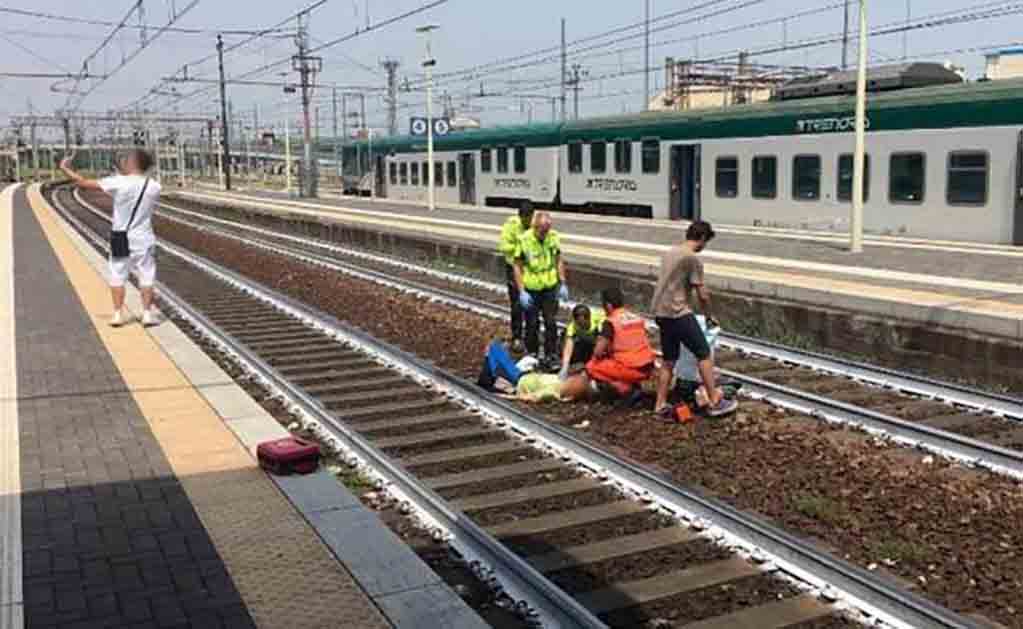 Se toma selfie con mujer atropellada por tren y causa polémica en Italia