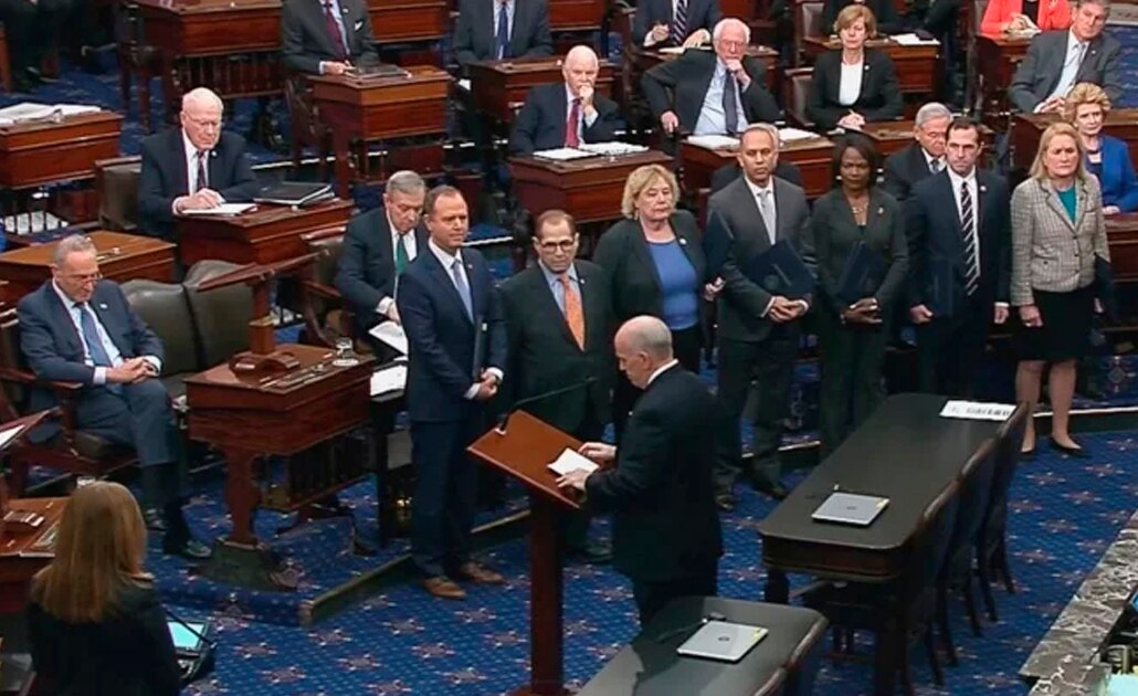 Leen en Senado de EU acusación contra Donald Trump