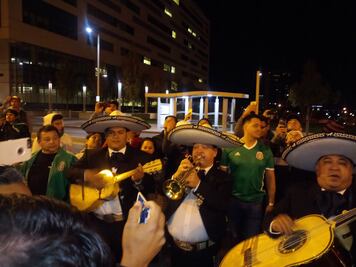  La Selección Mexicana recibe serenata en Rostov