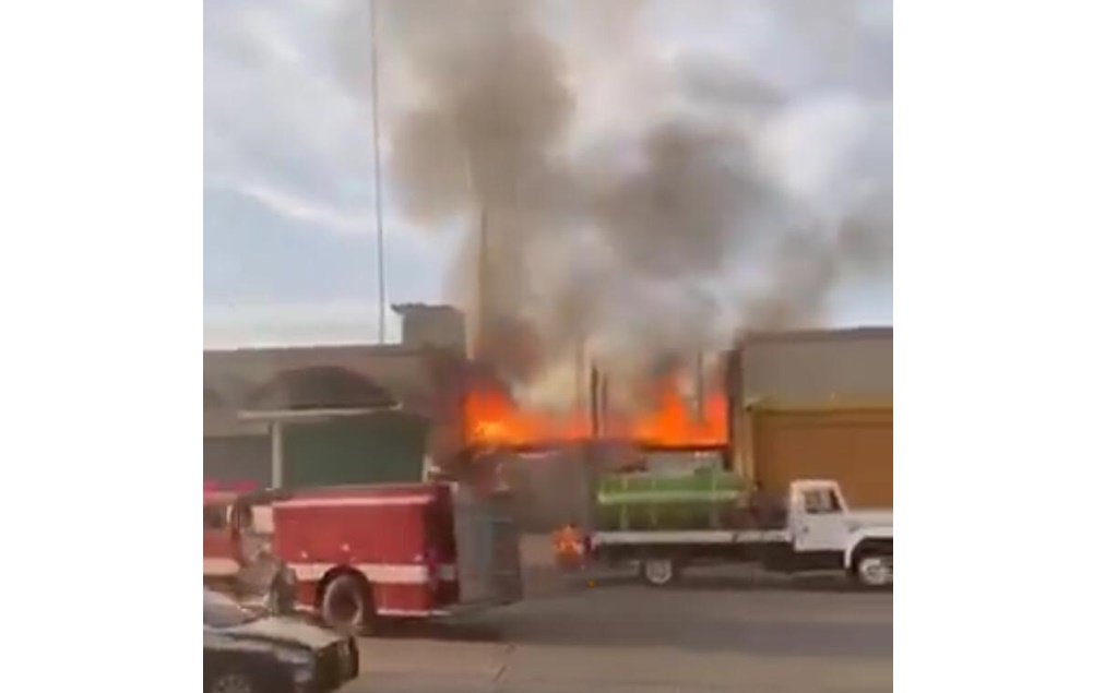 Incendio en callejón de Abastos provoca movilización de bomberos