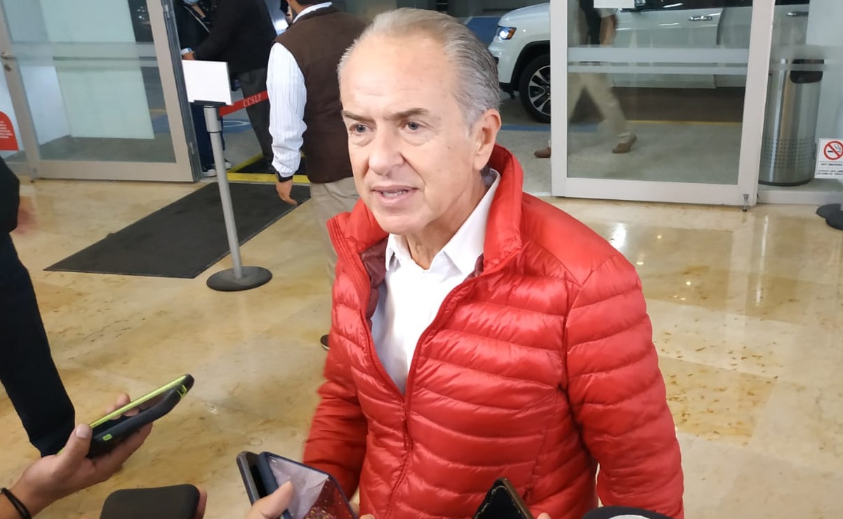 Carreras López vota en canchas de futbol del Instituto Potosino