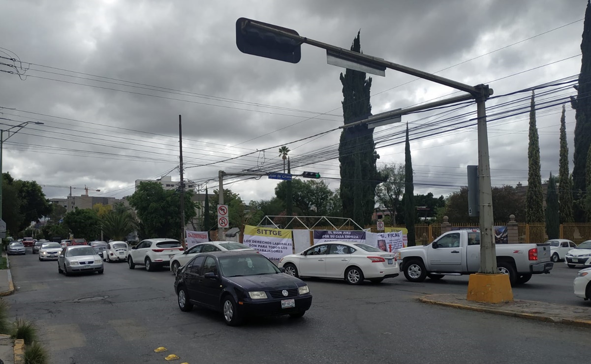 Miembros del SITTGE instalan plantón indefinido en carriles de avenida Carranza