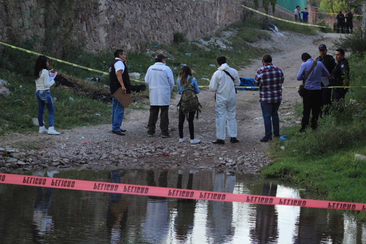 Encuentran cadáver de hombre en canal de aguas negras en Soledad