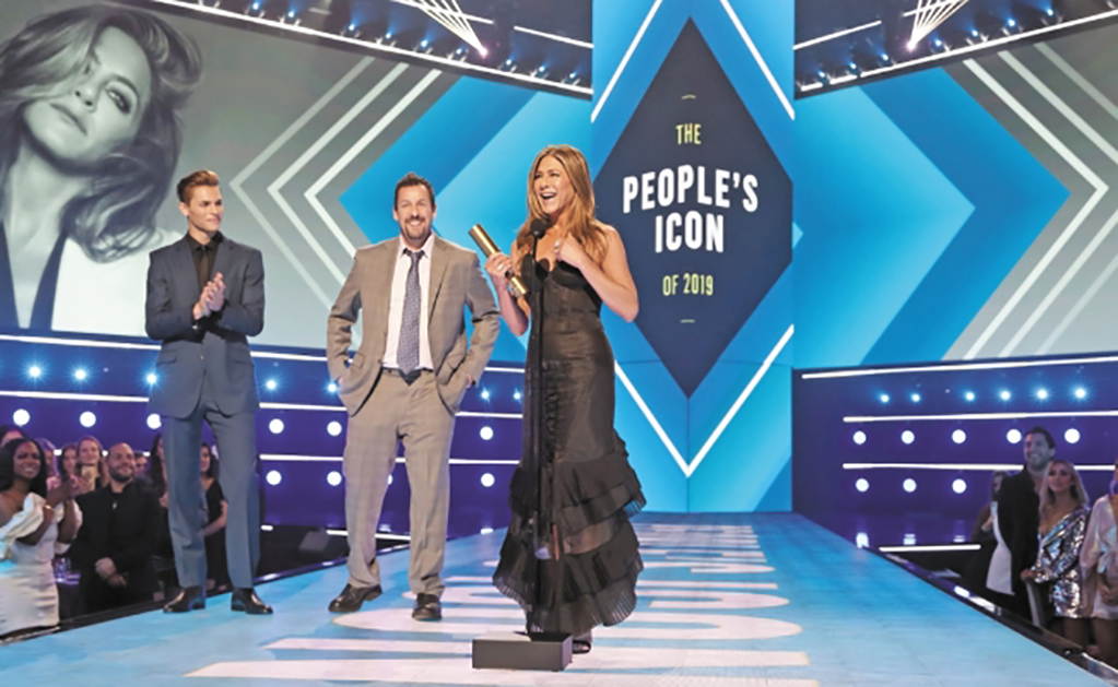 Junto con Adam Sandler recogieron su premio a Mejor comedia en los People’s Choice Awards; Jennifer recibió además trofeo especial