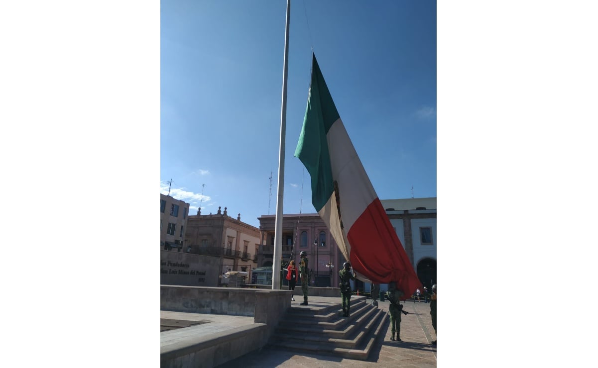 Izan bandera a media asta en Plaza de los Fundadores en honor a víctimas de Covid-19