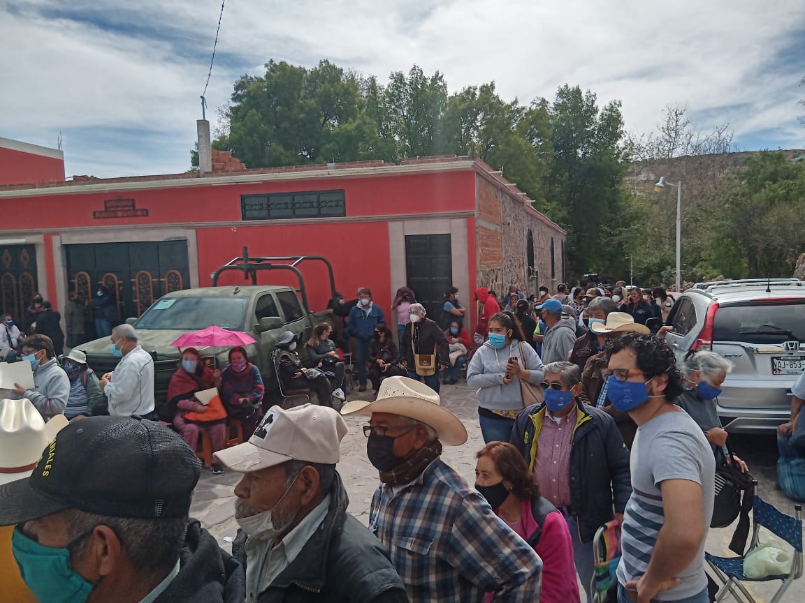 Con larga fila de adultos mayores, inicia vacunación contra Covid-19 en Mexquitic