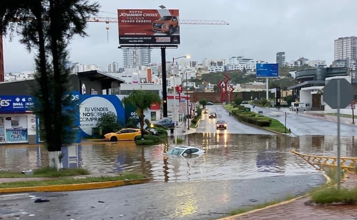 Cierre de vialidades e inundaciones en diversos puntos de la zona metropolitana de SLP tras intensas lluvias