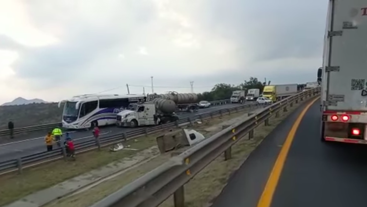 Accidente mantiene cerrada la autopista Querétaro-San Luis Potosí