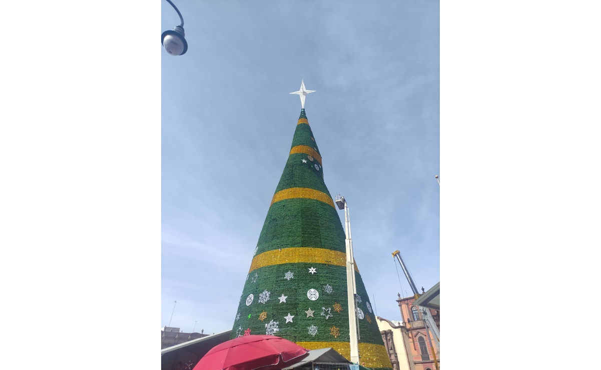 Continúan trabajos para corregir desperfectos técnicos del monumental árbol de Navidad de SLP