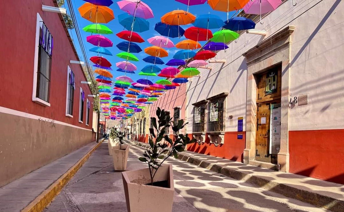 El callejón de Pascual M. Hernández fue adornado con sombrillas y plantas para disfrute de los visitantes.