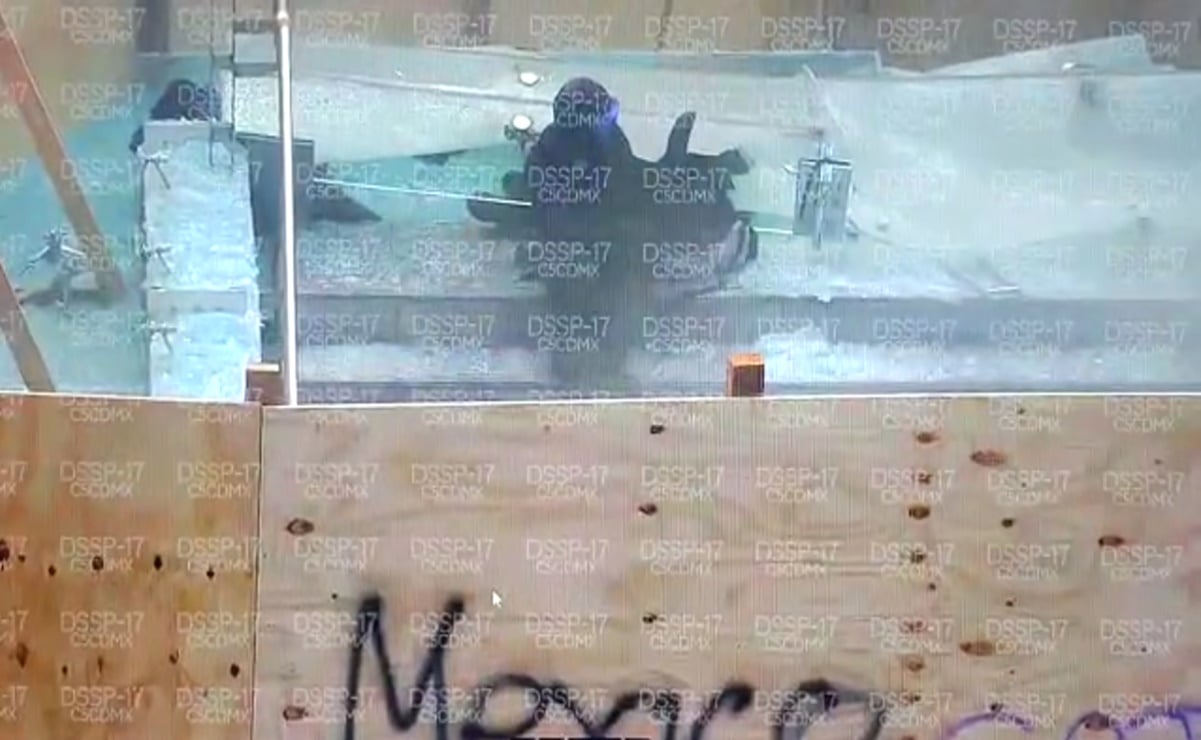 VIDEO. Tras romper cristal en Metro de CDMX, feministas resultan heridas al colapsar la estructura