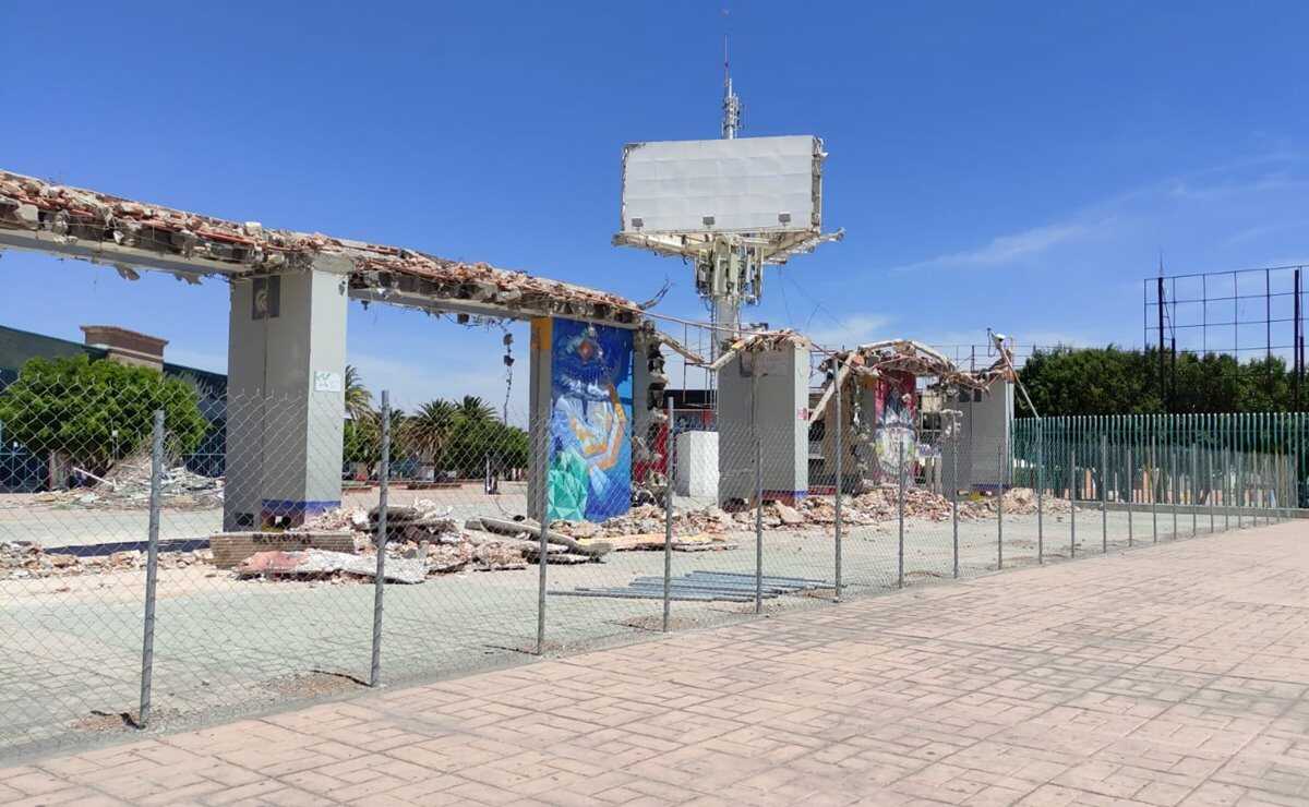 Adiós fachada de la FENAPO, inicia demolición de entrada principal