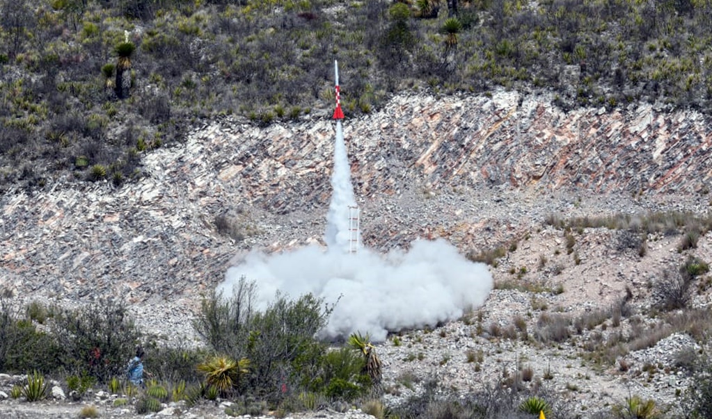 Realizan lanzamiento histórico de cohete aeroespacial hecho en SLP