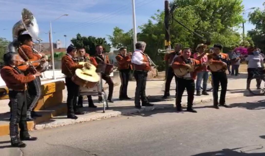 Con mariachi, comerciantes bloquean la avenida Salvador Nava 