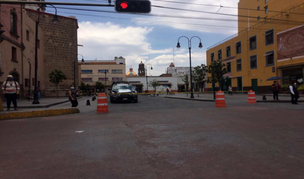 Ante pandemia de coronavirus, policía municipal cierra calles en el Centro Histórico de SLP