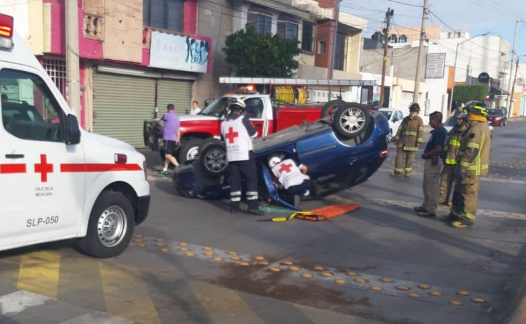 Mujer resulta herida tras volcar su auto en capital de SLP