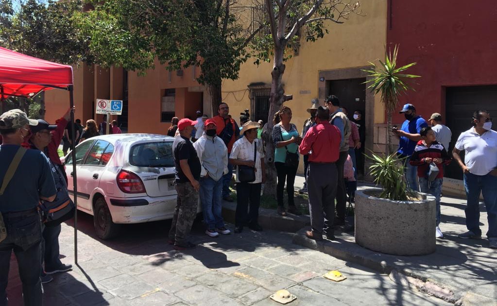 Policías activos y jubilados protestan afuera de la Oficialía Mayor en SLP