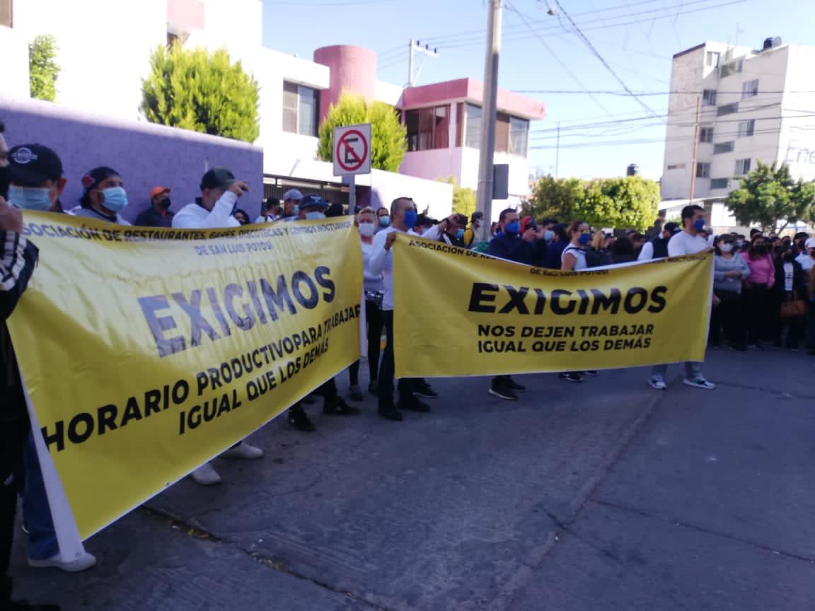 Antreros marchan por calles de capital potosina; exigen reapertura
