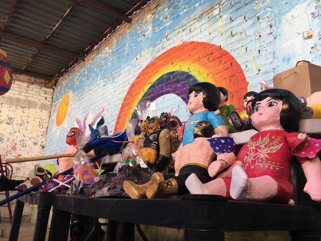 Con juguetes de cartón artesanal, niños y niñas disfrutaron el día de Reyes en SLP