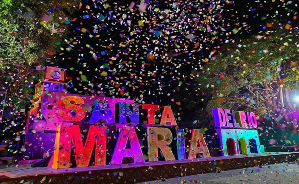 Estrena pueblo mágico de Santa María del Río letras monumentales