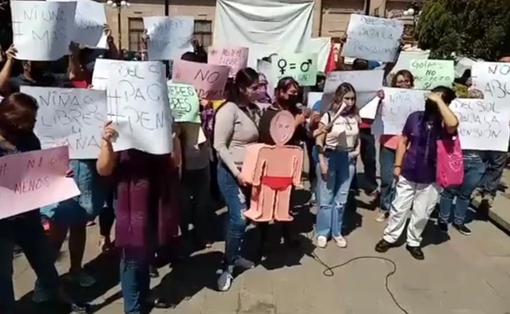 Mujeres protestan en Plaza de Armas contra Ricardo del Sol; abusó de su asesora, acusan