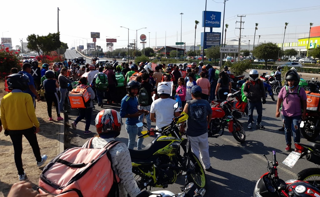 Repartidores de comida toman carriles centrales de la San Luis-Querétaro