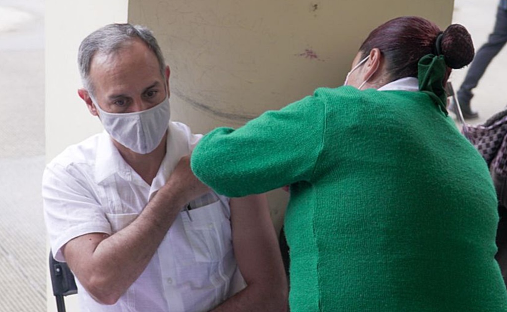 López-Gatell se vacuna contra Covid-19; “agradezco la calidad de la atención”, dice