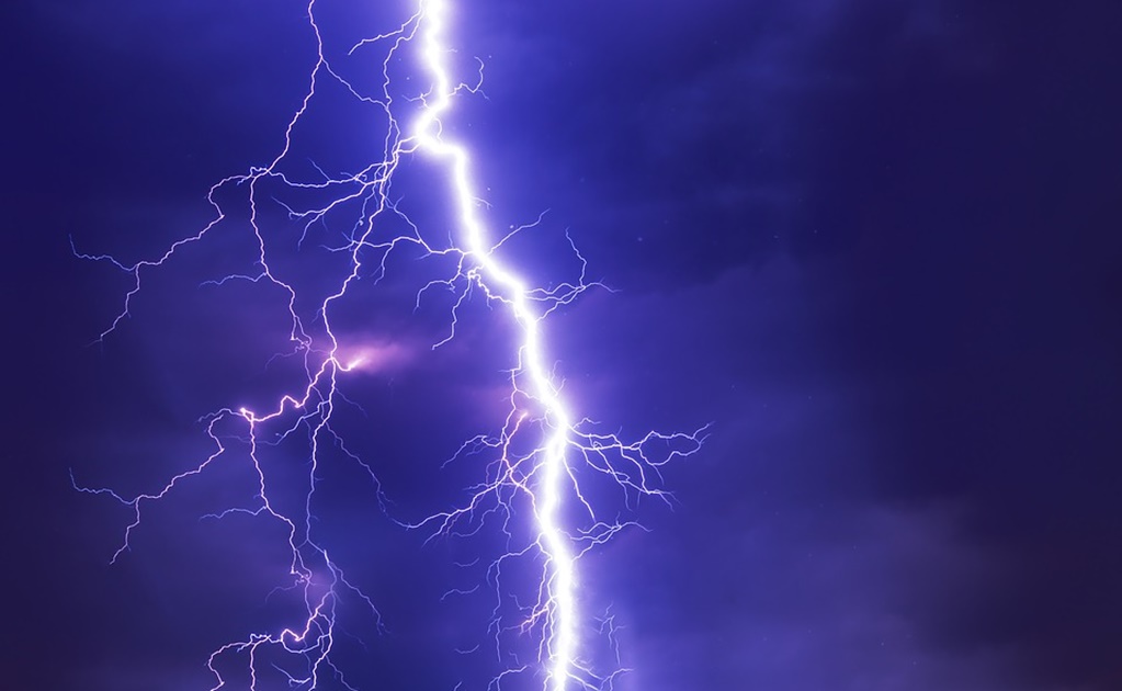 Rayo alcanza a 2 hombres durante tormenta eléctrica en Xilitla; ambos sobreviven