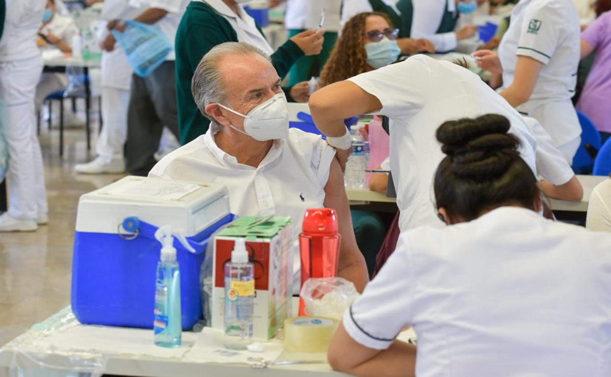 Gobernador de SLP y presidenta del DIF estatal reciben segunda dosis de vacuna contra Covid-19