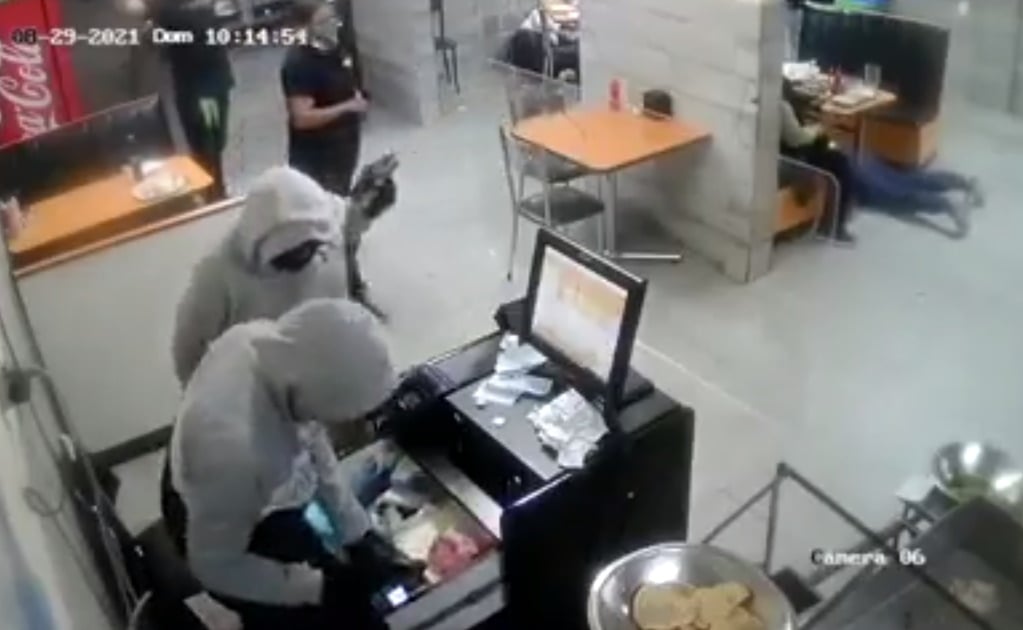Con machetes y armas, sujetos asaltan cenaduría en capital de SLP; atraco queda registrado en VIDEO