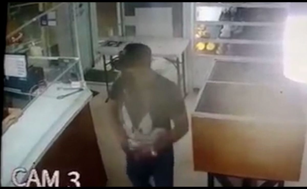 EN VIDEO. Graban violento asalto en panadería de SLP