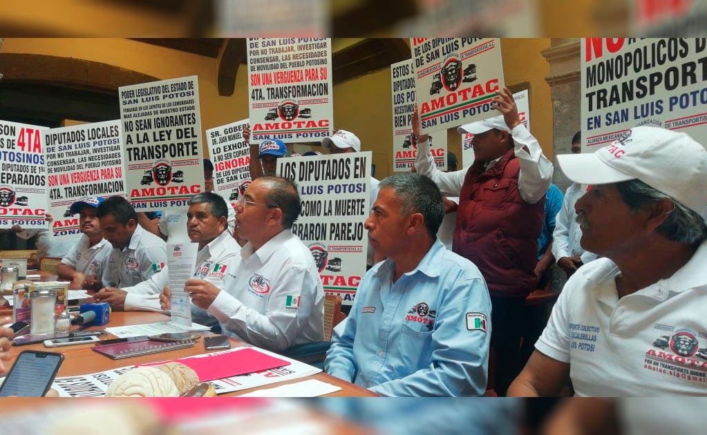 Transportistas protestan en la Unidad Administrativa del ayuntamiento de San Luis Potosí