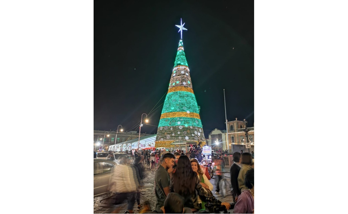 Monumental árbol de Navidad de SLP enciende por completo