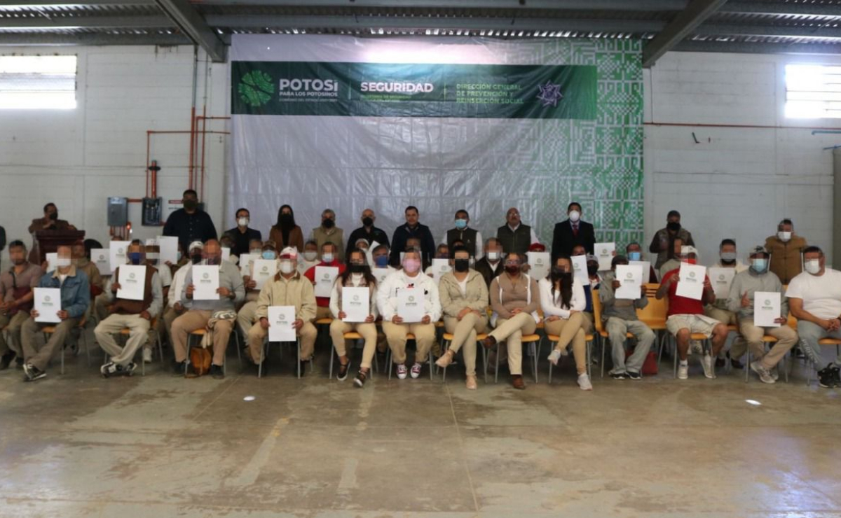 Reciben 68 presos certificados de primaria y secundaria en SLP
