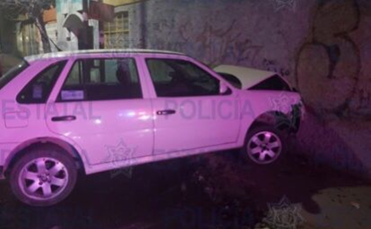 Presunto ladrón intenta escapar en auto y choca contra barda en San Luis Potosí